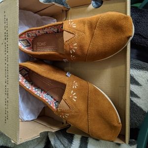 Tom's brown embroidery festival